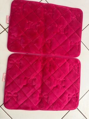 Juicy Couture Hot Pink Trim Quilted Gray Bath Mat